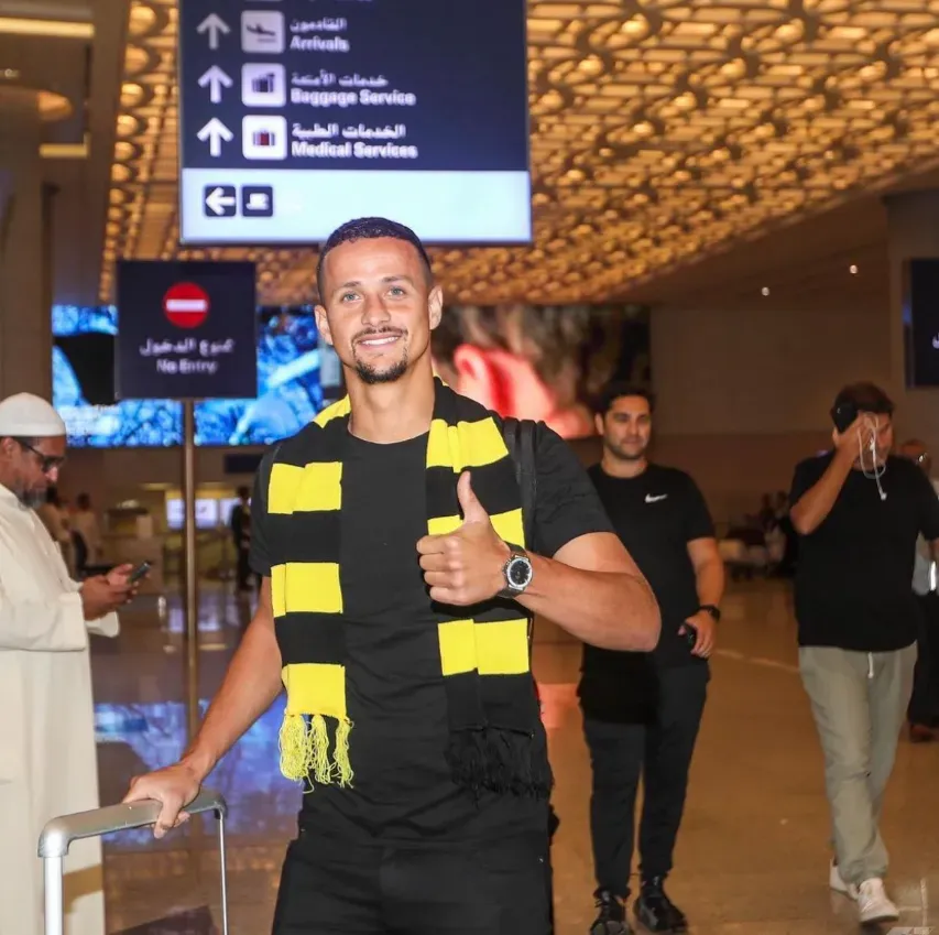 Luiz Felipe posa con una bufanda que tiene los colores de su nuevo club, Al Ittihad de Arabia Saudita. (Foto: Al Ittihad).