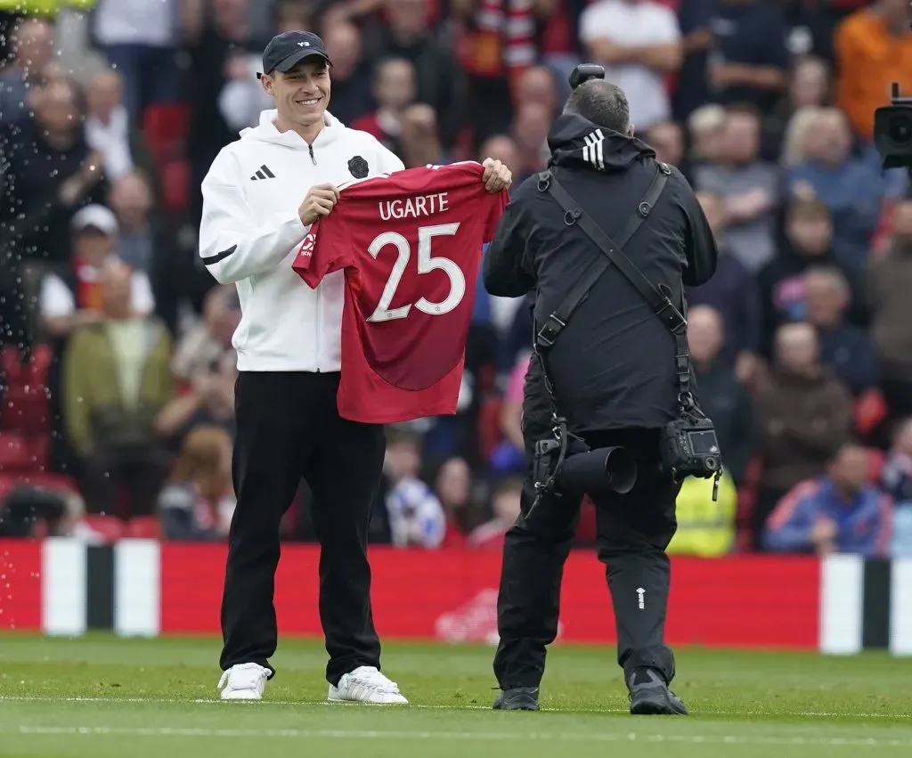 Manuel Ugarte fue presentado en el Old Trafford en la previa del juego con el Liverpool.