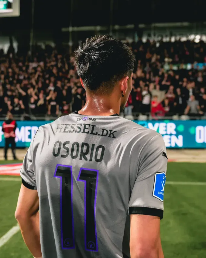 Una imagen de Darío Osorio con el uniforme alternativo del FC Midtjylland. (Twitter).