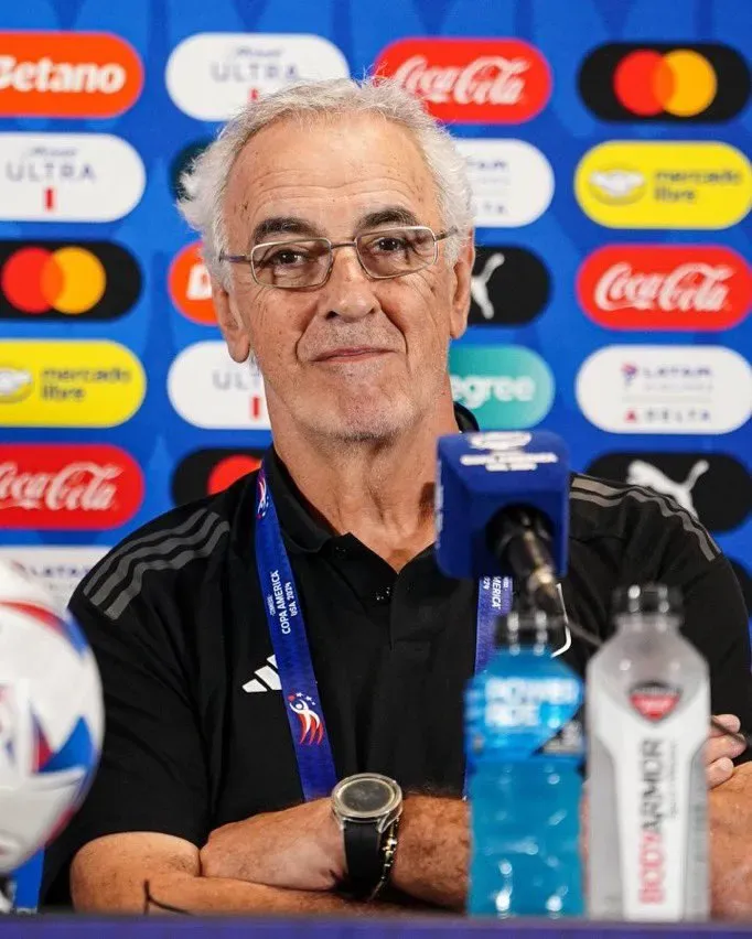 Jorge Fossati en conferencia de prensa. (Foto: FPF).