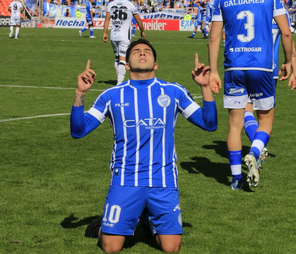 La celebración de Hernán López Muñoz tras el golazo que anotó para Godoy Cruz ante los ojos del Toto Berizzo. (Foto: Godoy Cruz).