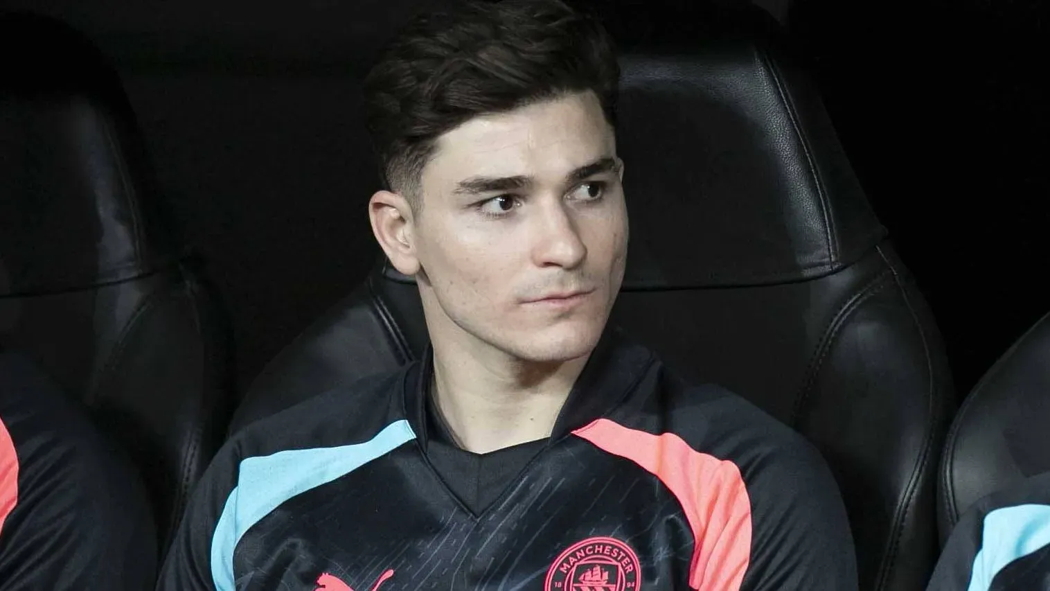 Julián Álvarez en el banco de suplentes del Estadio Santiago Bernabéu.