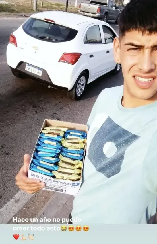 Rivero vendiendo alfajores. (Foto: Instagram)