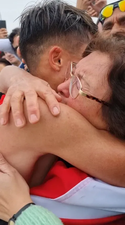 El abrazo de Hugo Catrileo con su madre. (Captura Twitter).