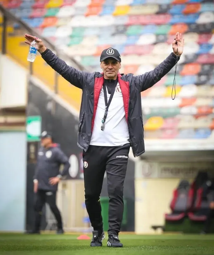 Fabián Bustos entrenando a la “U”. (Foto: Universitario).