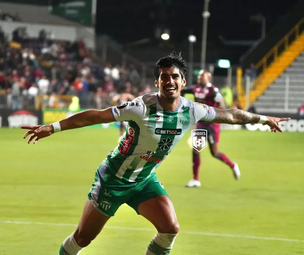 Santiago Gómez celebra uno de sus goles ante Saprissa. (Foto: Antigua GFC)