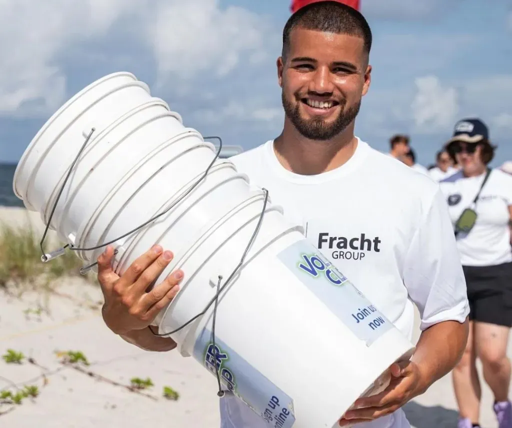 Marcelo Weigandt en la limpieza de Dania Beach en Estados Unidos (@chelo_weigandt)