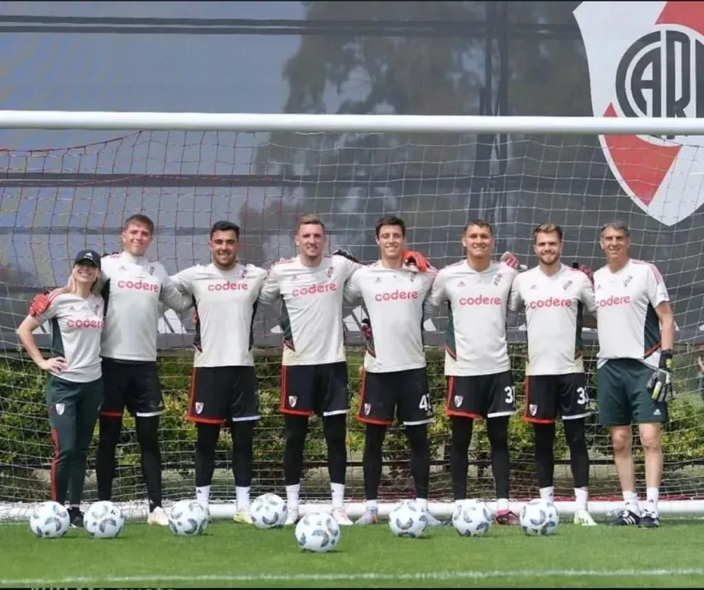 Martinet junto a los arqueros de River.