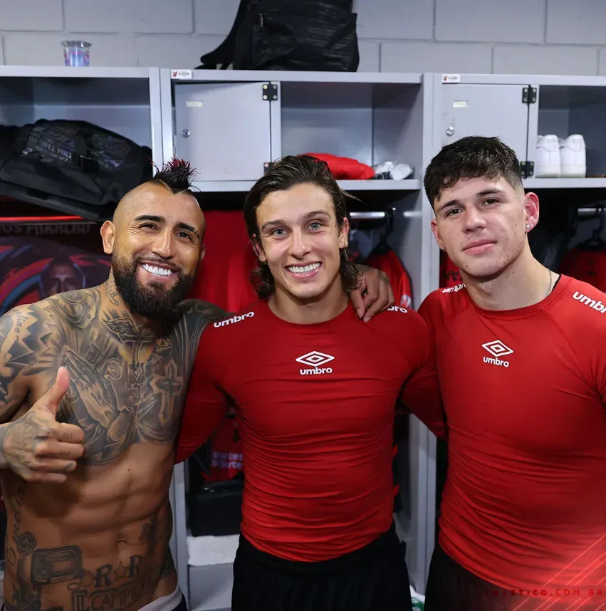 “Los goles de hoy”, posteó Athletico PR: en la foto, Arturo Vidal aparece al lado del uruguayo Agustín Canobbio y del ítalo-argentino Bruno Zapelli. (Foto: Athletico PR).