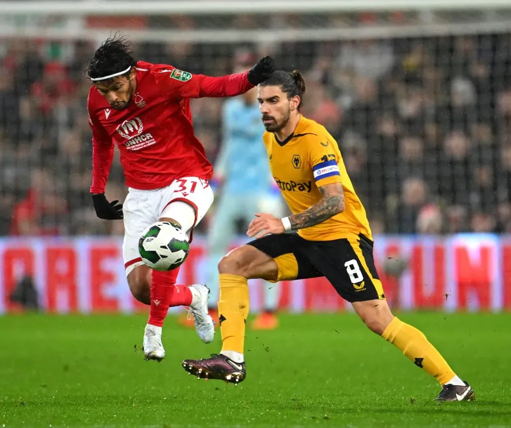 Gustavo Scarpa em partida contra o Wolverhampton. (Photo by Clive Mason/Getty Images)