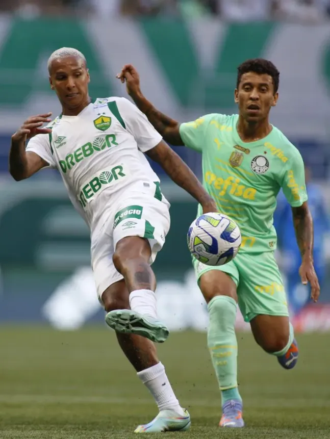SAO PAULO, BRAZIL – APRIL 15: Deyverson (L) of Cuiaba fights for the ball against Marcos Rocha of Palmeiras during a match between Palmeiras and Cuiaba as part of Brasileirao 2023 at Allianz Parque on April 15, 2023 in Sao Paulo, Brazil. (Photo by Miguel Schincariol/Getty Images)