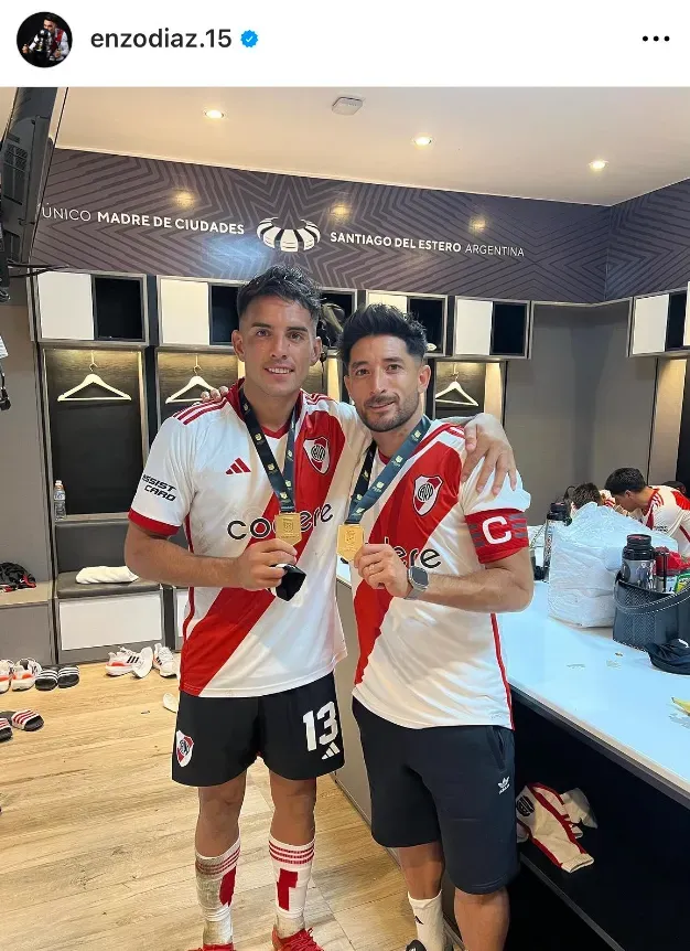 Echeverri y Enzo Pérez, mano a mano en el vestuario. (Instagram)