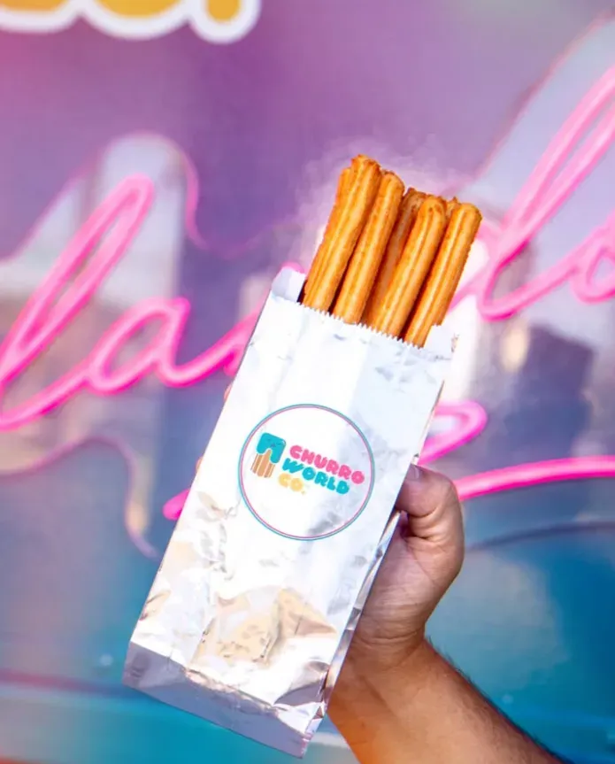 Los churros son lo más característico que tiene el food truck del Burrito Martínez. (Instagram)