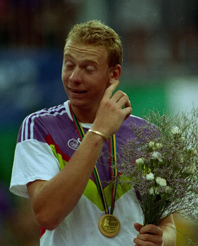 Marc Rosset con la medalla dorada de individuales de los Juegos Olímpicos de 1992. (Foto: Getty).