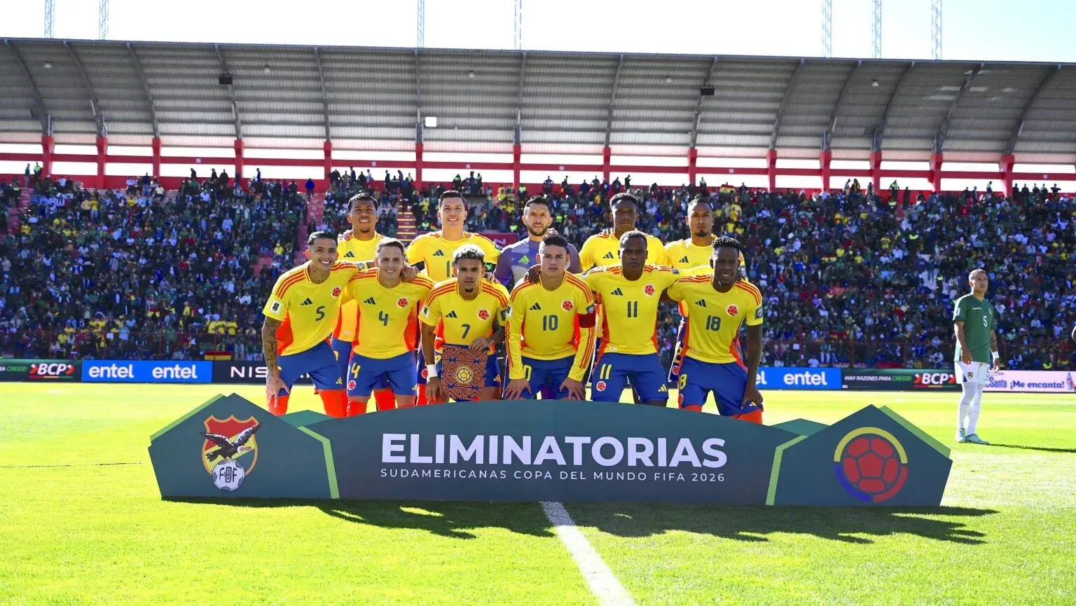 El equipo titular contra Bolivia. Foto: Oficial Selección Colombia.