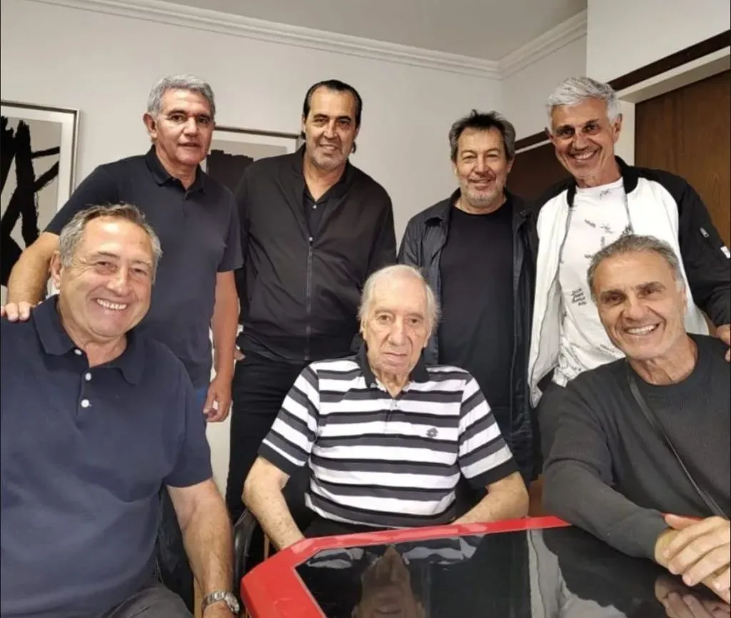 Oscar Garré, Jorge Burruchaga, Sergio Batista, el Chino Tapia, Ricardo Giusti y Oscar Ruggeri junto a Carlos Bilardo.