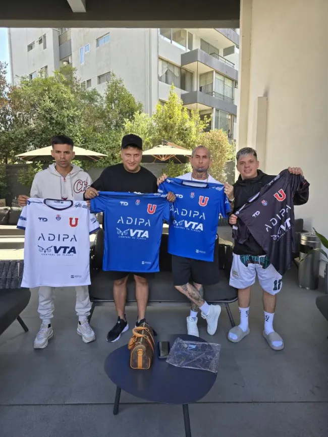 Ke Personajes con las camiseta de U de Chile Futsal. Foto: U de Chile Futsal.