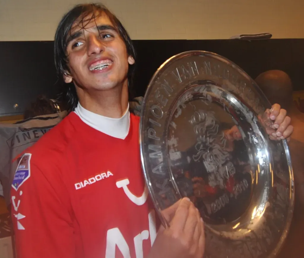 Bryan Ruiz explota de alegría con el título de la Eredivisie en sus manos. (Foto: Twente FC)