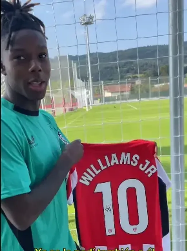 Nico Williams mostrando la 10 que usará en el Athletic Club durante la temporada 2024/2025.