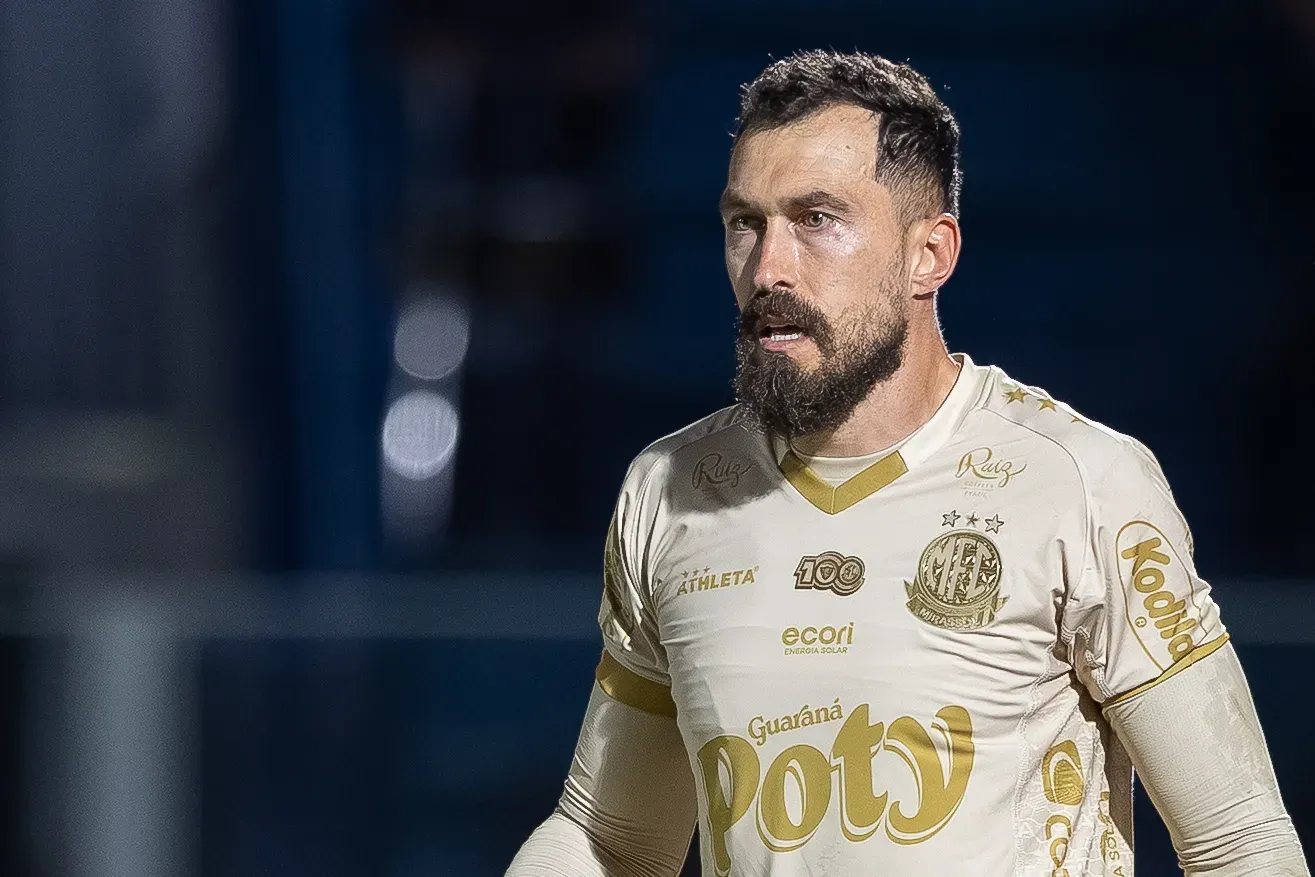 Walter goleiro do Mirassol durante partida contra o Palmeiras no estadio Jose Maria de Campos Maia pelo campeonato Brasileiro A 2025.