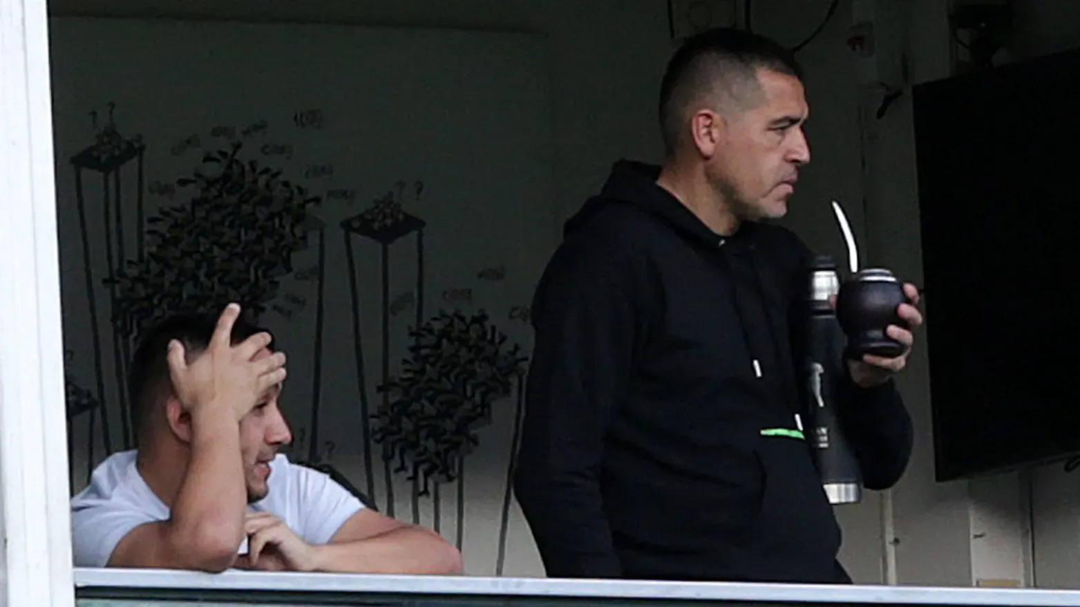 Juan Román Riquelme junto a Cristian Riquelme en uno de los palcos de la Bombonera. Getty Images.