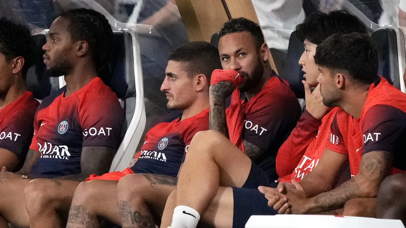 Neymar en el banco de suplentes. La imagen que graficó lo que fue su pretemporada con PSG. Getty Images.
