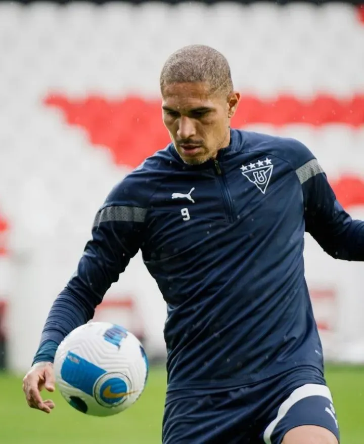 Paolo Guerrero en sus últimos entrenamientos con LDU Quito. (Foto: Twitter).