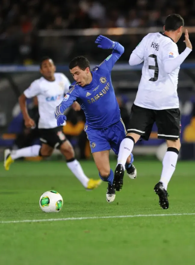 Chicão marcando Hazard. (Photo by Kaz Photography/Getty Images)