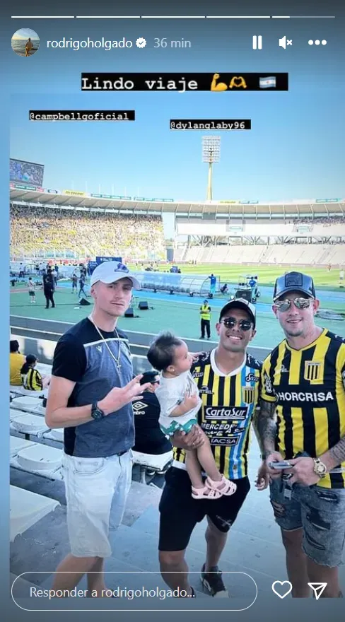 Rodrigo Holgado y Dylan Glaby vieron la derrota de Almirante Brown en Argentina. (Captura Instagram).