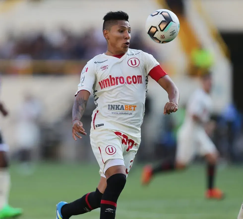 Raúl Ruidíaz jugando en Universitariod de Deportes. (Foto: Twitter).