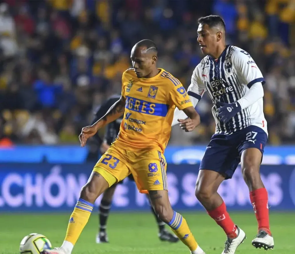 Quiñones y Luis Romo pelean un balón (Liga MX)