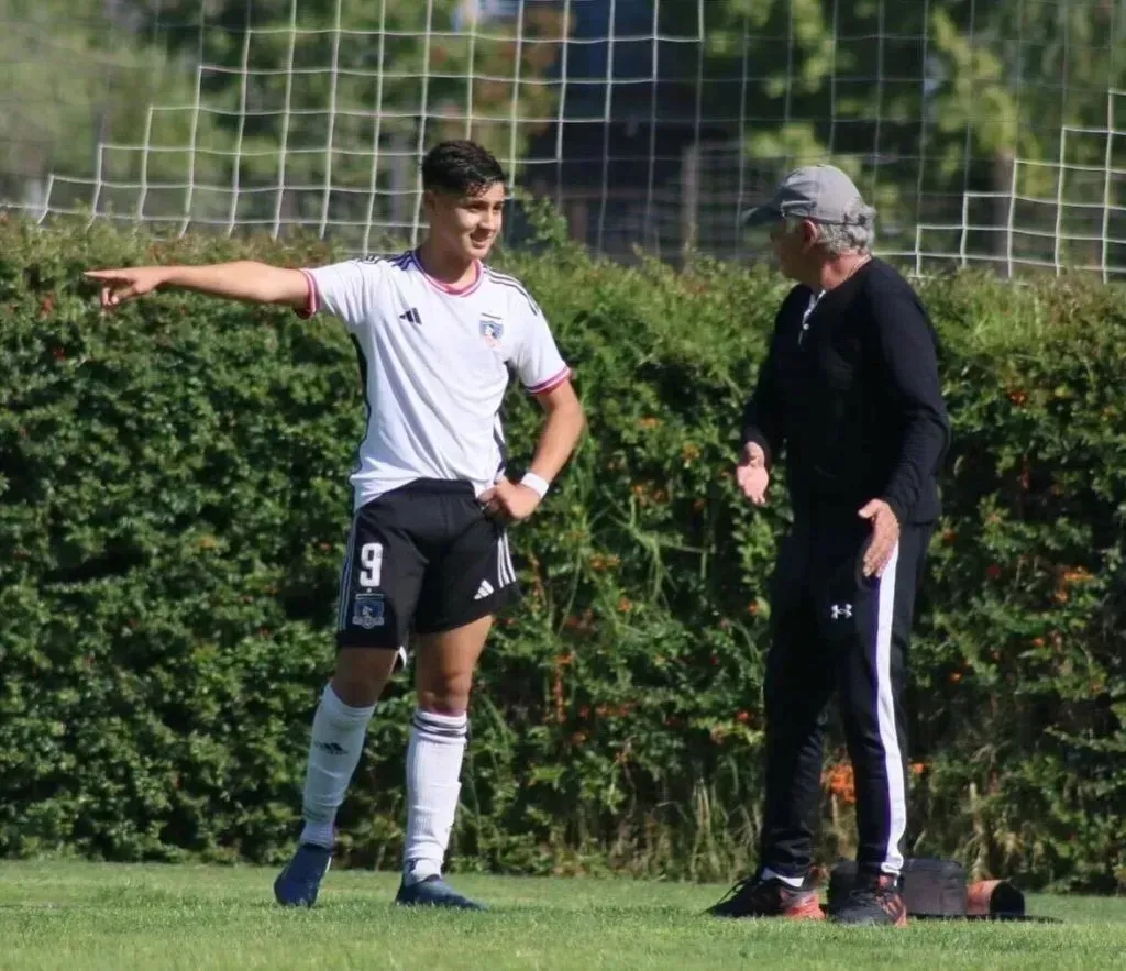 Franco Garrido recibe los constantes consejos de Carlos Caszely