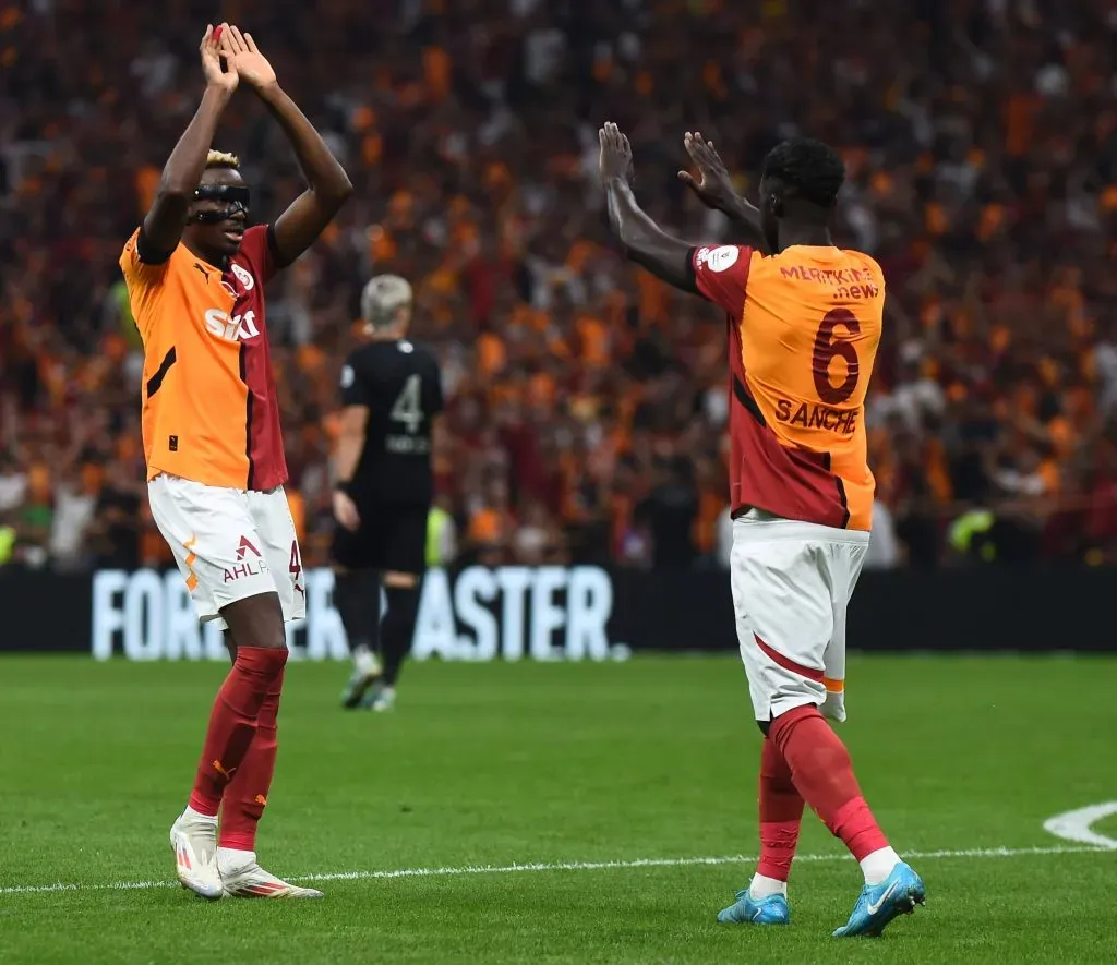 Davinson Sanchez festeja junto a Victor Osimhen con Galatasaray. Foto: Imago.