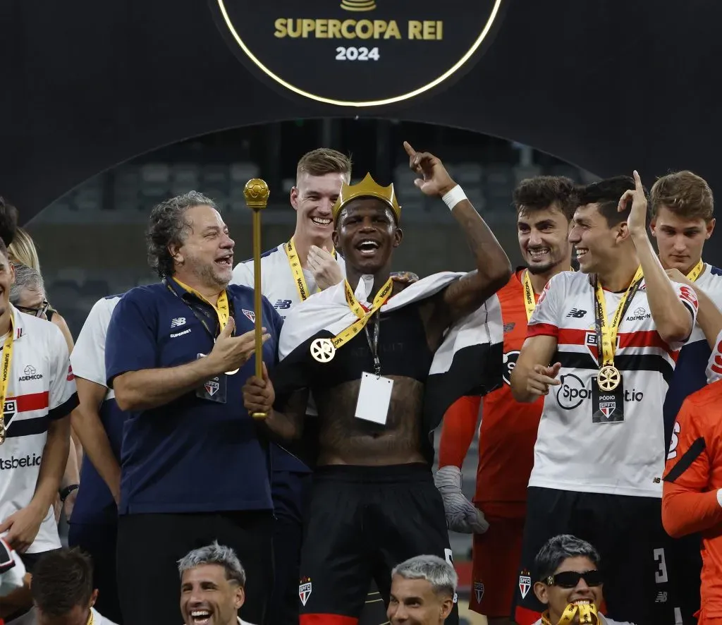 Casares comemora título da Supercopa ao lado dos jogadores. Foto: Rubens Chiri / São Paulo FC