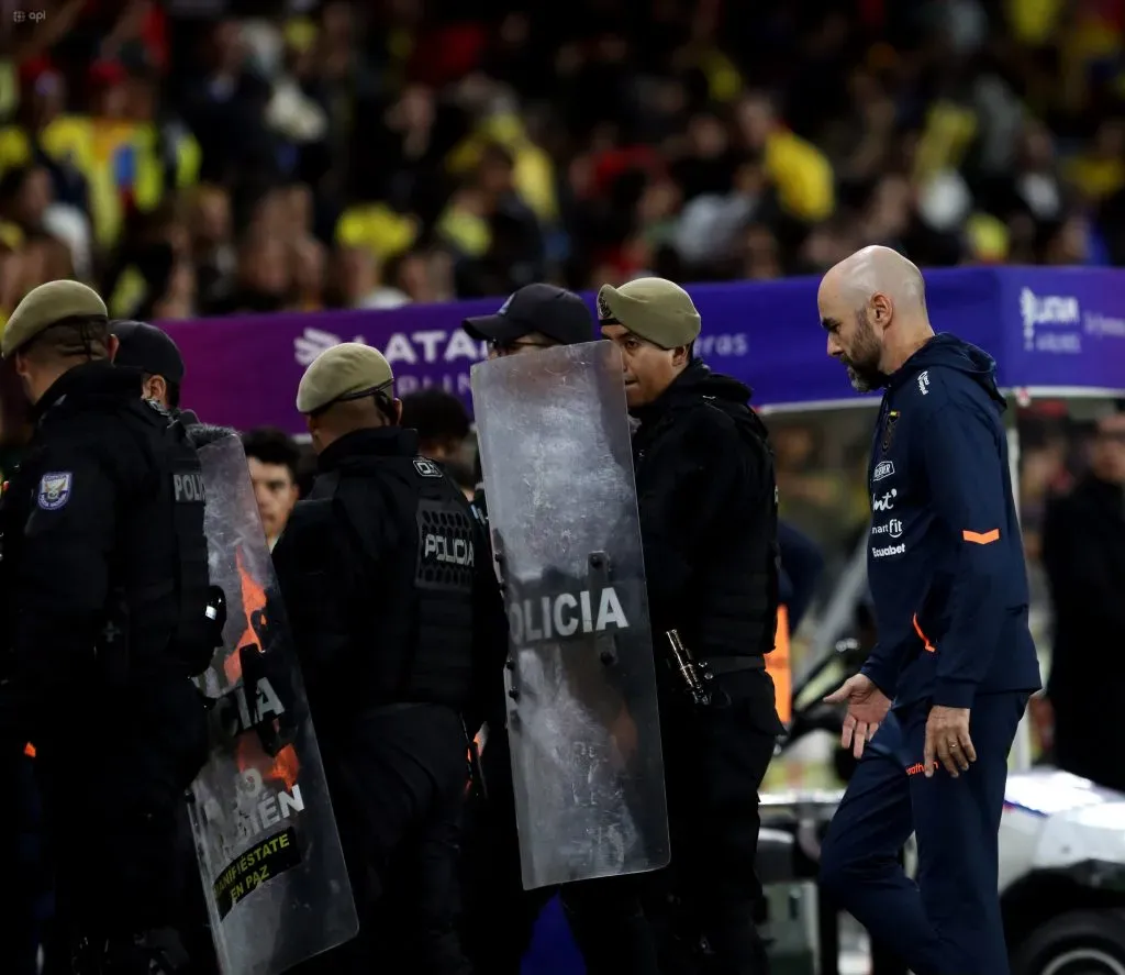 En el último partido ante la Selección de Chile, Félix Sánchez se tuvo que retirar con resguardo policial de la cancha. (Foto: API)