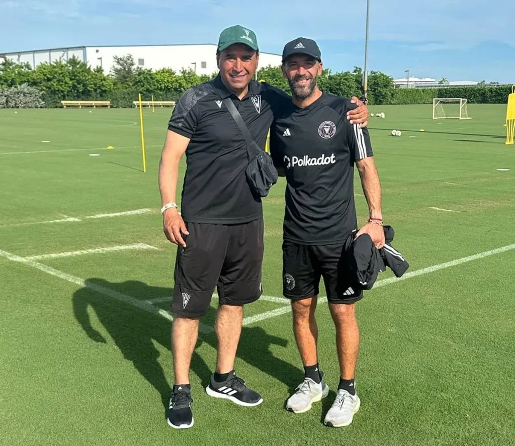 Héctor Robles junto a Federico Higuaín durante su visita al Inter Miami (Primera B Chile)