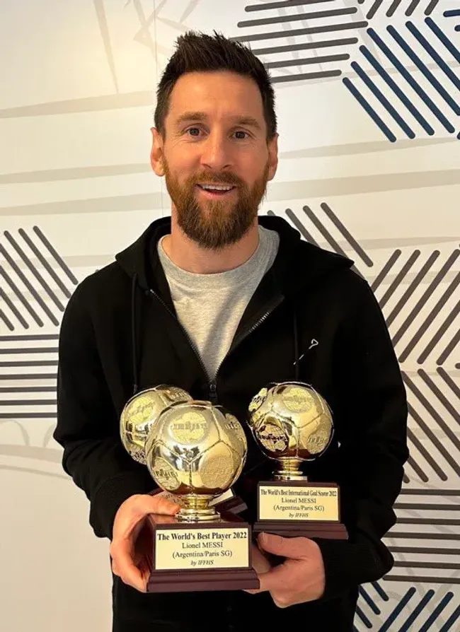Lionel Messi con los premios que le otorgó la IFFHS en 2022.