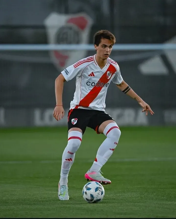 Costantini debutó en Primera y sufrió una rotura de ligamentos en 2025.