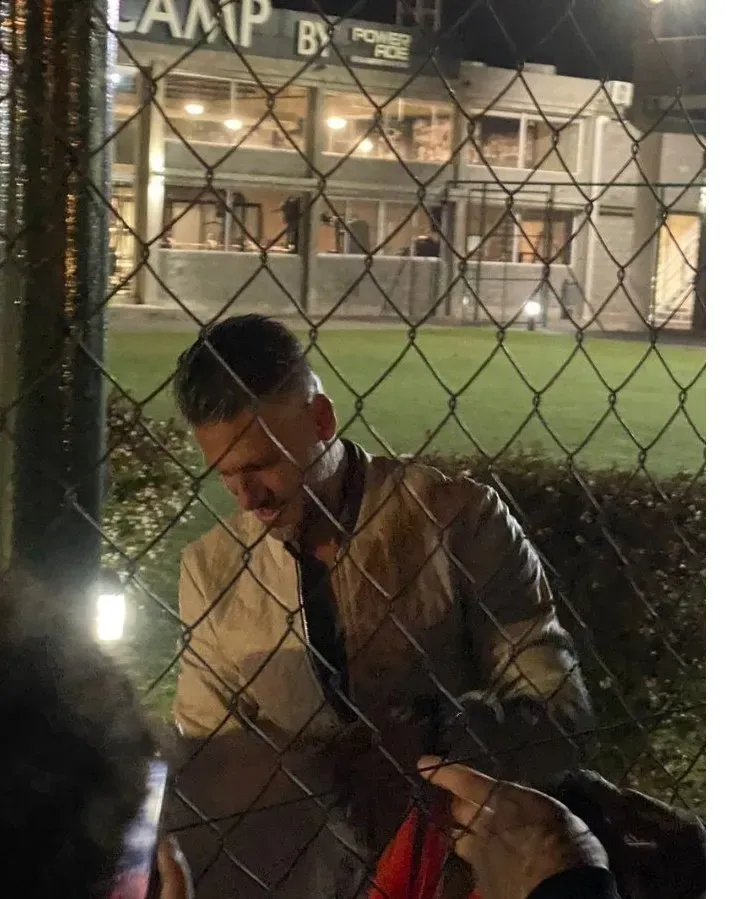 Demichelis se sacó fotos con los hinchas. (Foto: Twitter @Guparodiss7)