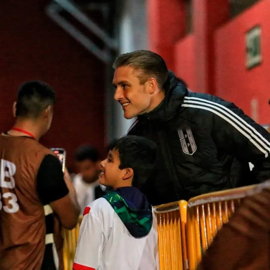 Oliver Sonne atiende a pequeño hinchas en el partido contra Argentina. (Foto: Twitter).