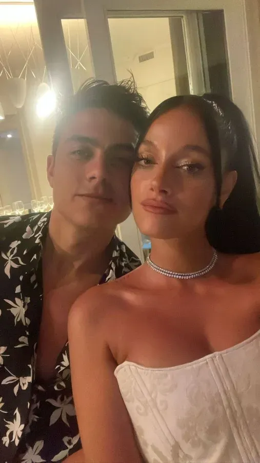 Paulo Dybala junto a Oriana Sabattini a través de sus redes sociales.