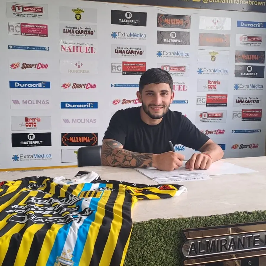 Rodrigo Pittavino firmó con Almirante Brown tras quedar libre de Boca. (Foto: Prensa Almirante Brown)