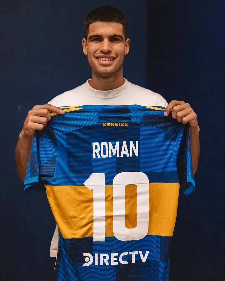 Carlos Alcaraz posó con la camiseta 10 de Juan Román Riquelme, hoy actual presidente de Boca (Twitter @BocaJrsOficial).