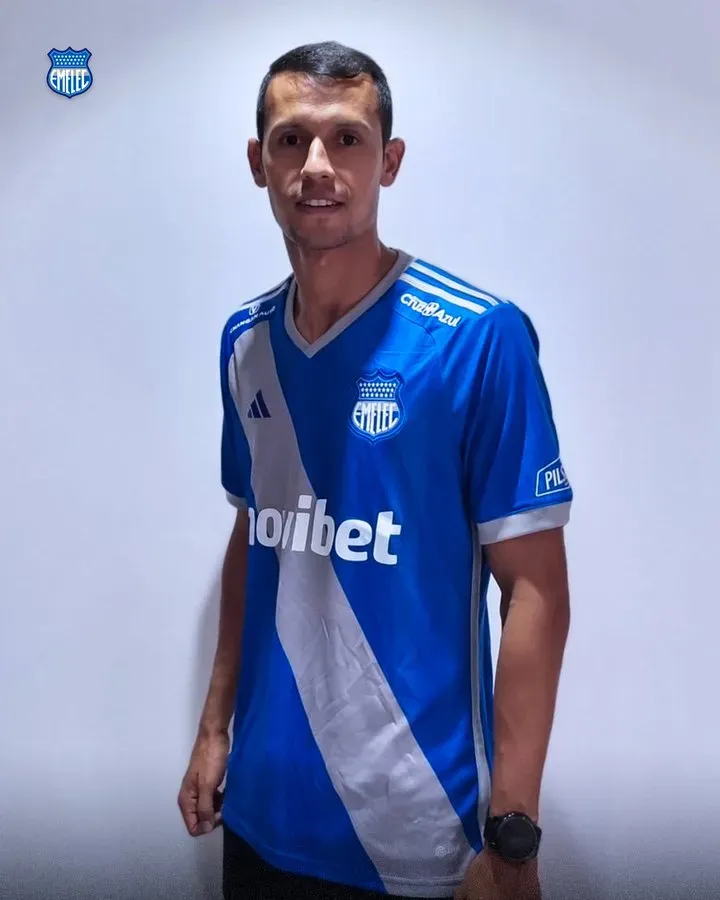 Emelec publicó esta foto de Andrés Ricaurte con la camiseta del equipo para desmentir cualquier rumor. (Foto: @CSEmelec)