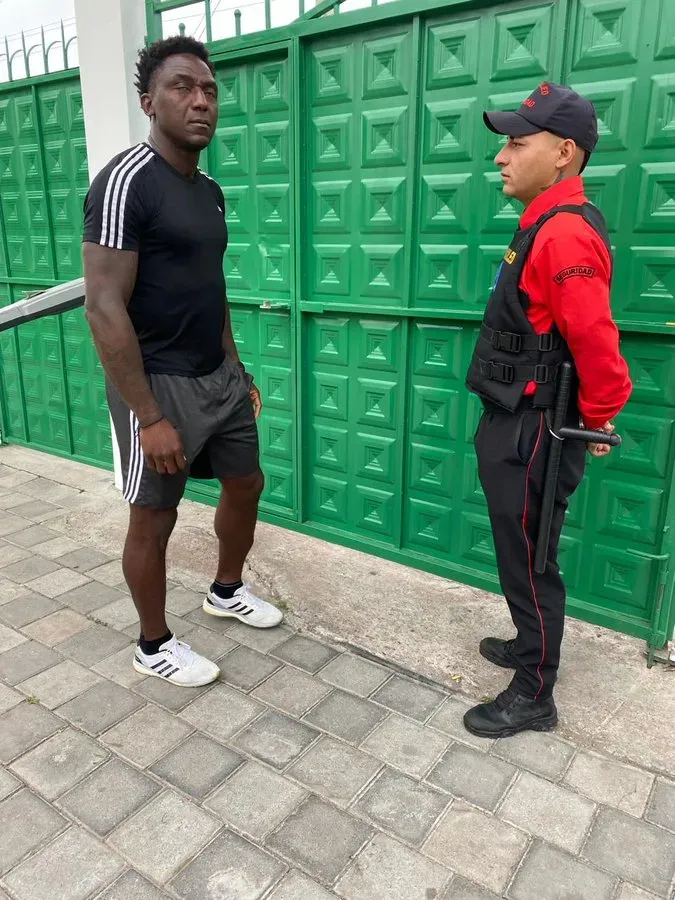 Con esta fotografía se reveló que la ‘Tuka’ no pudo entrar al complejo deportivo de Aucas. (Foto: @pep_mera)