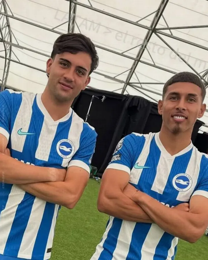 Jeremy Sarmiento, nuevas camisetas. Foto: Brighton.