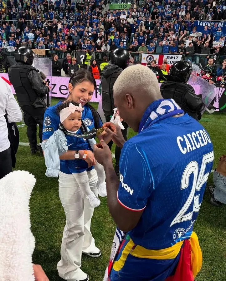 Moisés Caicedo - familia en la UEFA Conference League.