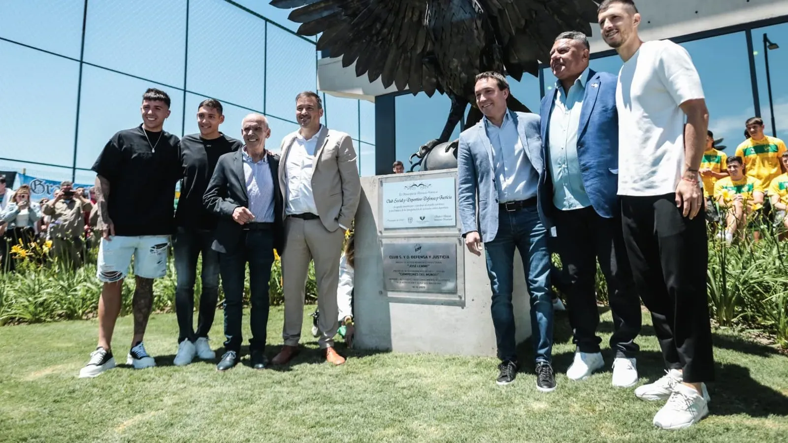 Enzo Fernández y Guido Rodríguez durante el homenaje. (Prensa Defensa y Justicia)