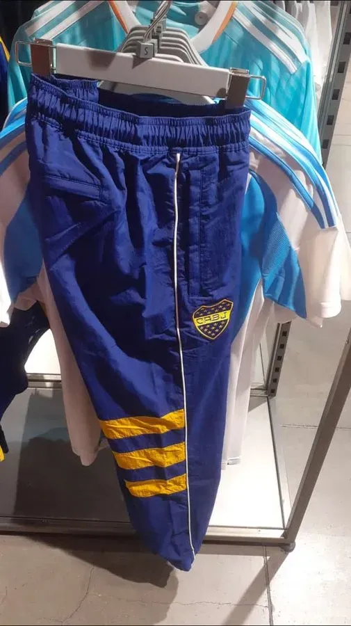 El pantalón largo ya se vende en las tiendas del exterior.