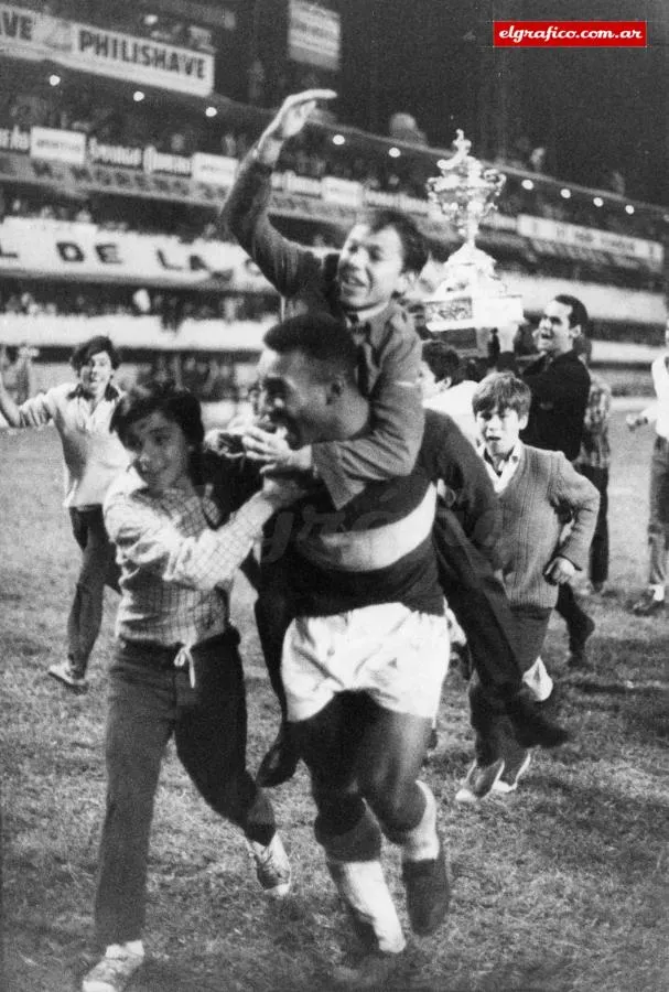 Pelé con la camiseta de Boca de Rattín tras ganar el pentagonal Ciudad de Buenos Aires de 1968. (Foto del Gráfico).
